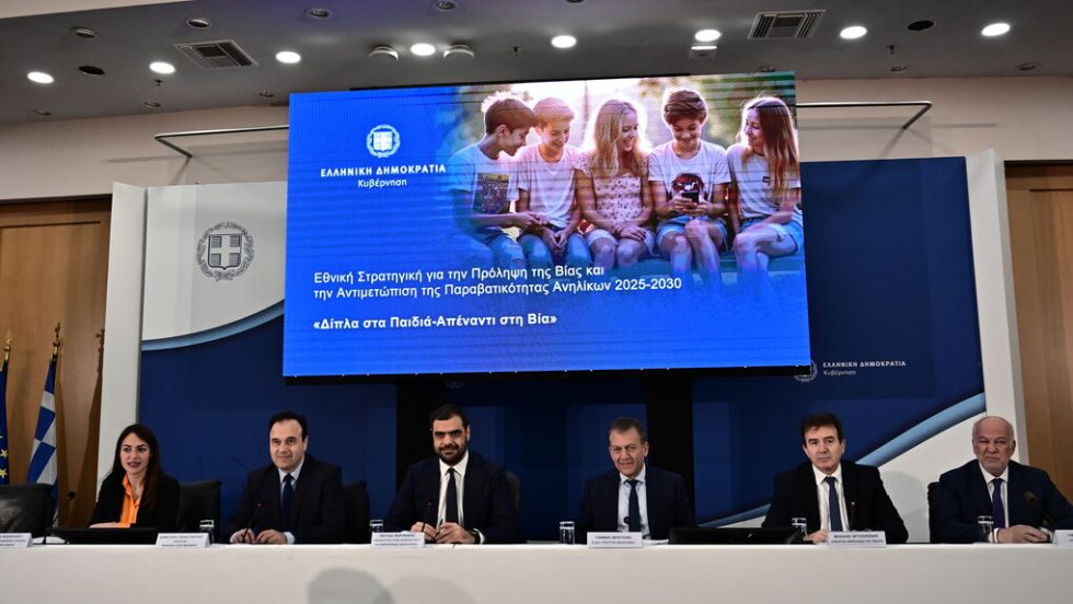 Από την παρουσίαση του προγράμματος. Από αριστερά: Δόμνα Μιχαηλίδου, Δημήτρης Παπαστεργίου, Παύλος Μαρινάκης, Γιάννης Βρούτσης, Μιχάλης Χρυσοχοΐδης και Γιώργος Φλωρίδης